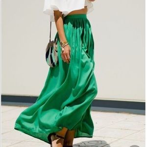 Long, Flowy maxi skirt. 👗Snitched at waist.